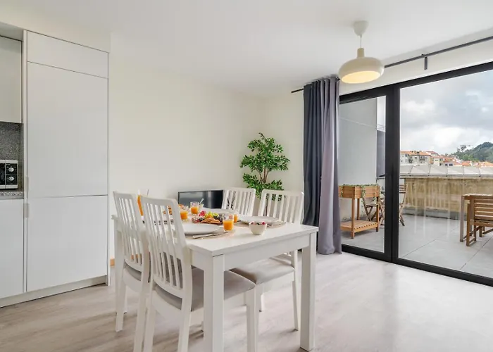 Lejlighed Modern & Sleek Flat | Terrace & Garage By Hostwise