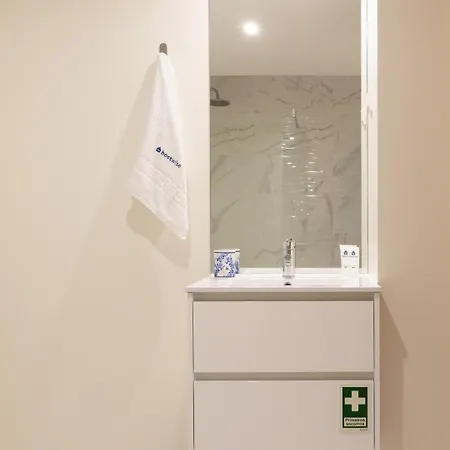 Apartman Modern & Sleek Flat | Terrace & Garage By Hostwise *