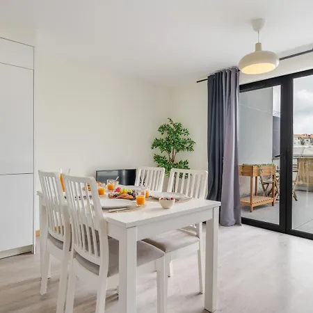 Apartman Modern & Sleek Flat | Terrace & Garage By Hostwise