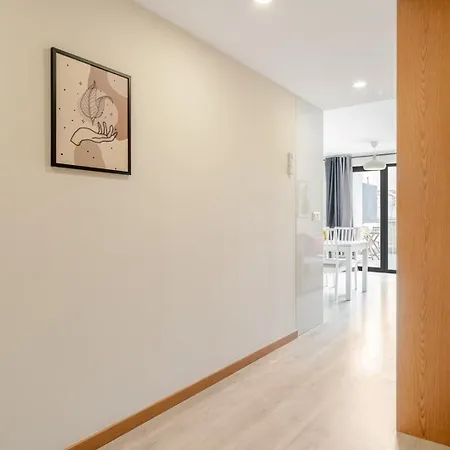 Apartman Modern & Sleek Flat | Terrace & Garage By Hostwise *