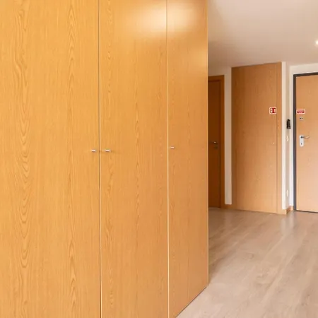 Apartman Modern & Sleek Flat | Terrace & Garage By Hostwise *