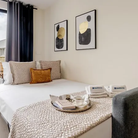 Modern & Sleek Flat | Terrace & Garage By Hostwise Apartman