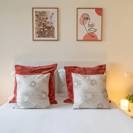 Apartman Modern & Sleek Flat | Terrace & Garage By Hostwise *