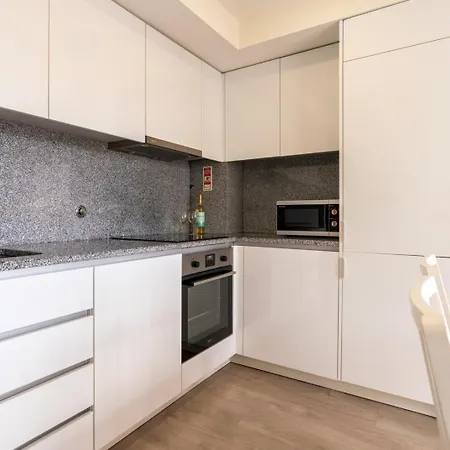 Apartman Modern & Sleek Flat | Terrace & Garage By Hostwise *