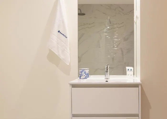 Apartament Modern & Sleek Flat | Terrace & Garage By Hostwise *