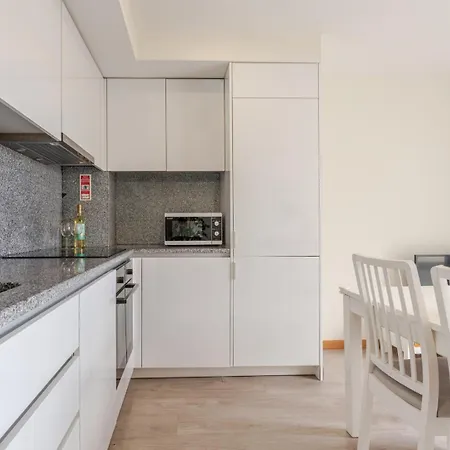 Modern & Sleek Flat | Terrace & Garage By Hostwise Apartamento *